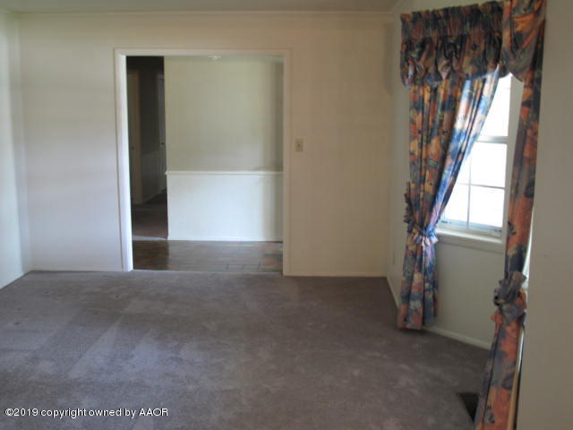 6206 Dreyfuss Road Amarillo, TX 79106 - Photo 4 of 15 a view of an empty room with a window