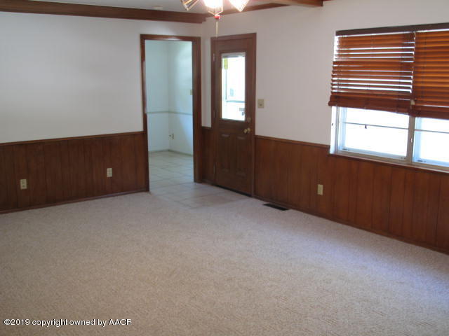 6206 Dreyfuss Road Amarillo, TX 79106 - Photo 5 of 15 an empty room with windows and cabinet