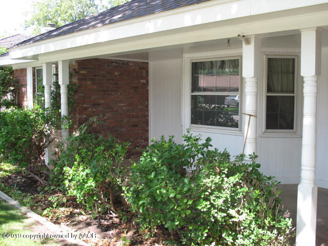 6206 Dreyfuss Road Amarillo, TX 79106 - Photo 8 of 15 front view of a house with potted plants