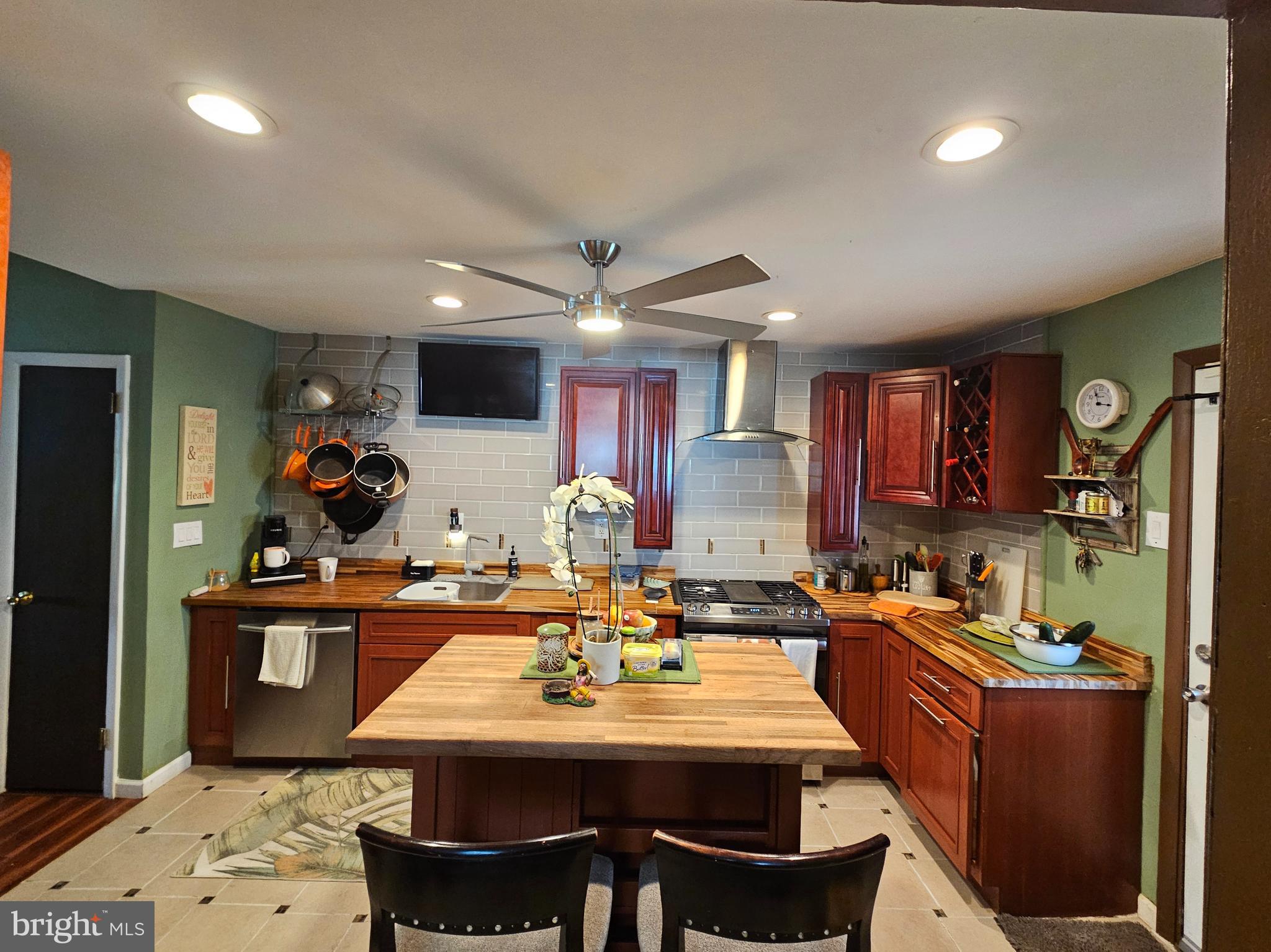 710 Smith Lane Mount Holly, NJ 08060 - Photo 4 of 26 a kitchen with a dining table and chairs