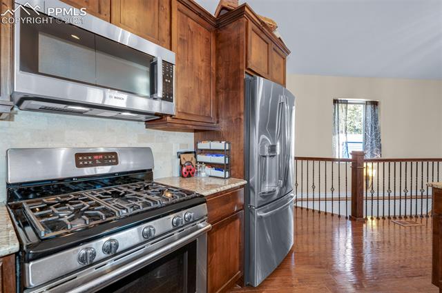 Stainless steel appliances include a gas range/oven & 1700W microwave