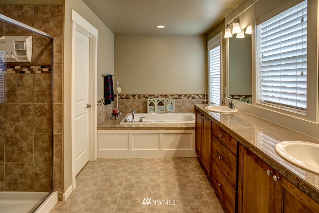 5600 Northeast 5th Circle Renton, WA 98059 - Photo 7 of 22