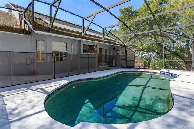 a view of a backyard