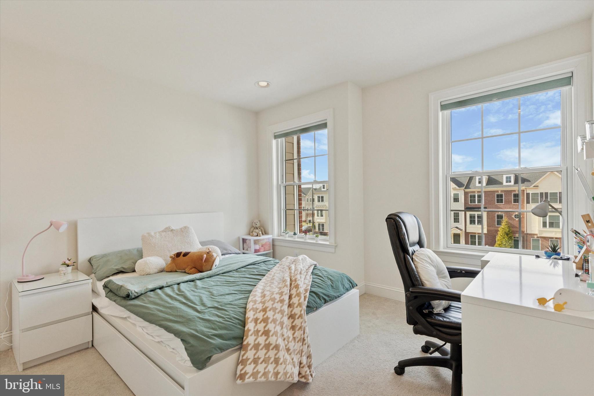 34 Parkview Cir. Wayne, PA 19087 - Photo 21 of 55 a bedroom with a bed and a large window