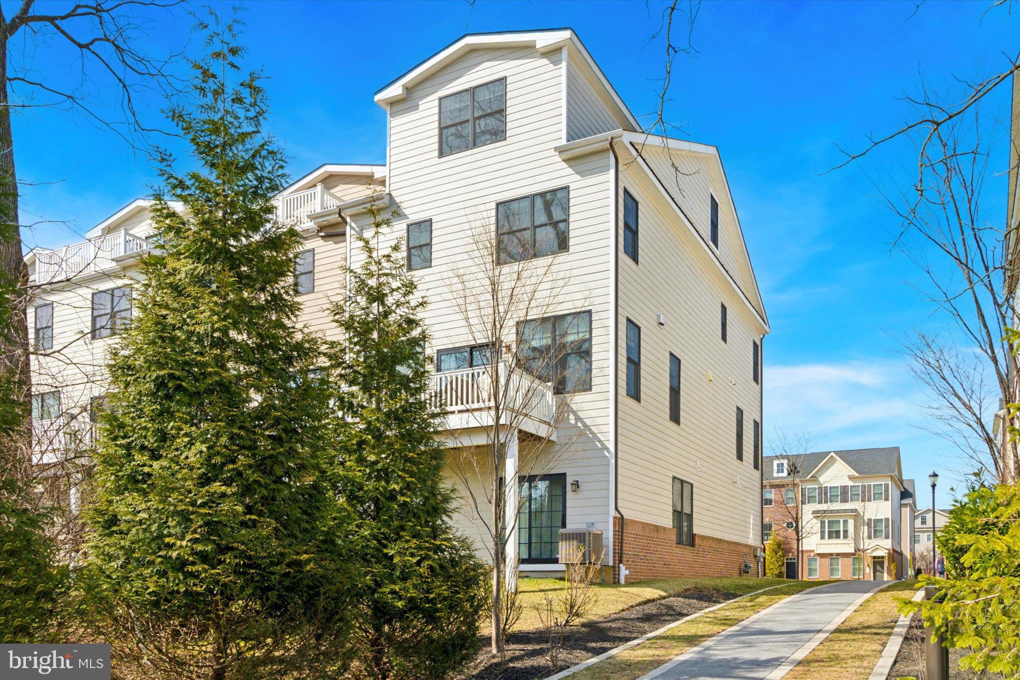 34 Parkview Cir. Wayne, PA 19087 - Photo 38 of 55 a front view of a building