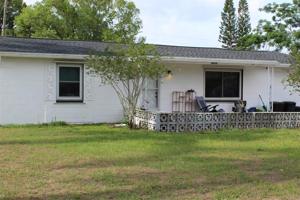 a view of a house with a yard