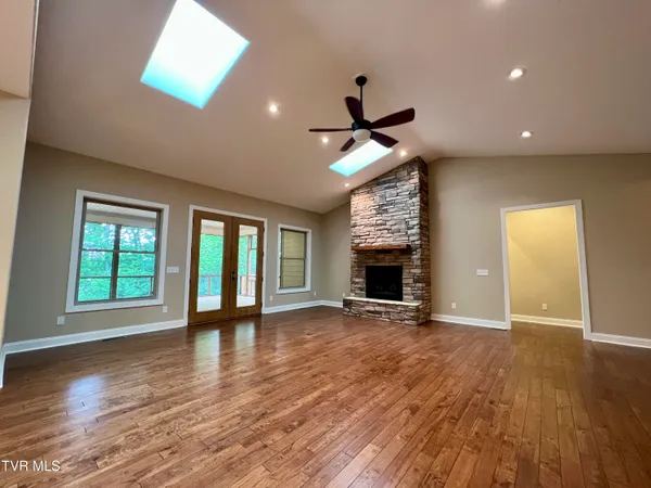 $1,100,000 | 2005 River Mist Circle, New Market, TN 37820