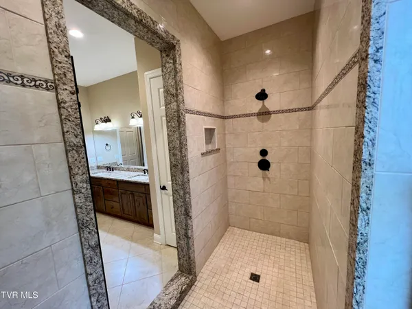 $1,100,000 | 2005 River Mist Circle, New Market, TN 37820