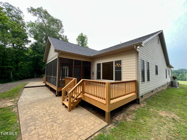 $1,100,000 | 2005 River Mist Circle, New Market, TN 37820