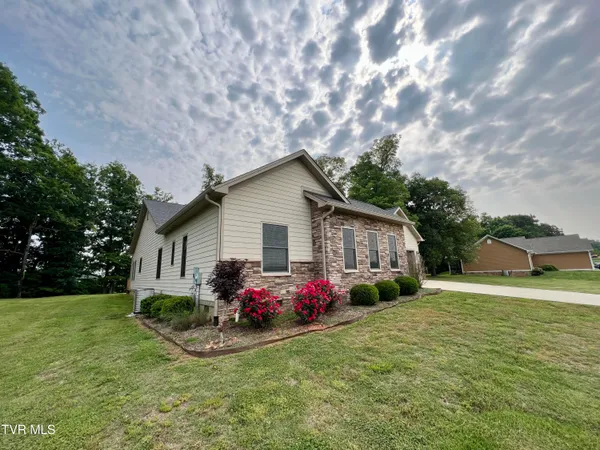 $1,100,000 | 2005 River Mist Circle, New Market, TN 37820