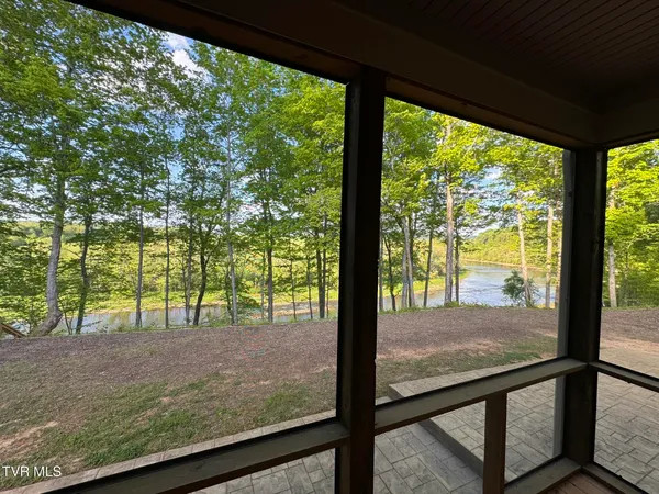 $1,100,000 | 2005 River Mist Circle, New Market, TN 37820