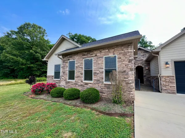 $1,100,000 | 2005 River Mist Circle, New Market, TN 37820