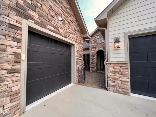 $1,100,000 | 2005 River Mist Circle, New Market, TN 37820