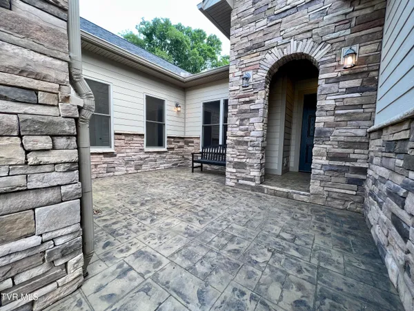 $1,100,000 | 2005 River Mist Circle, New Market, TN 37820