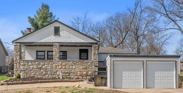 $309,000 | 100 Anchor Drive, Lake Tapawingo, MO 64015