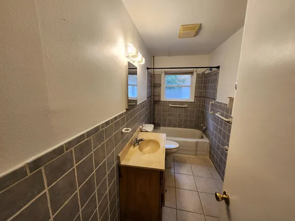 $1,750 | 913 Prescott Street, Kerrville, TX 78028