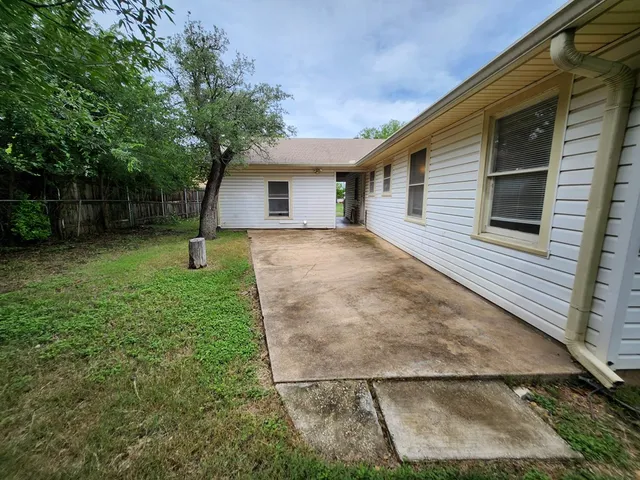 $1,895 | 913 Prescott Street, Kerrville, TX 78028