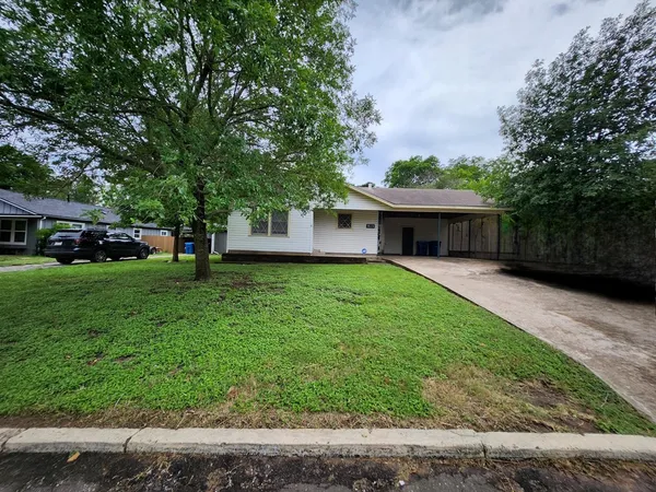 $1,750 | 913 Prescott Street, Kerrville, TX 78028