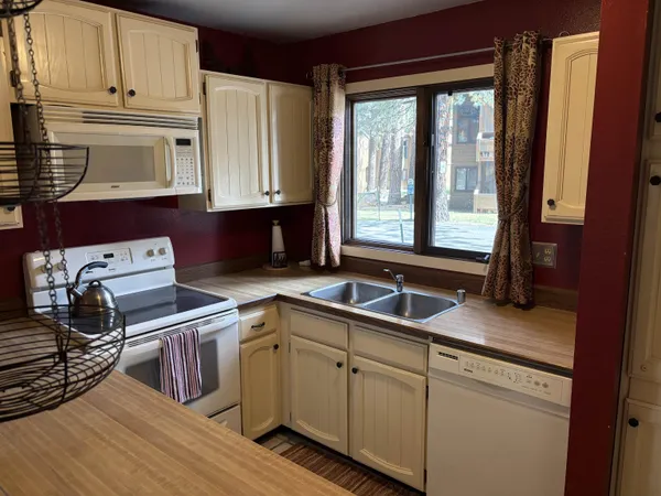 $495,000 | 2 Arrowhead Drive, Unit 71, Mammoth Lakes, CA 93546