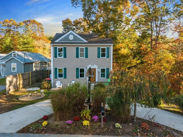 a view of house with yard
