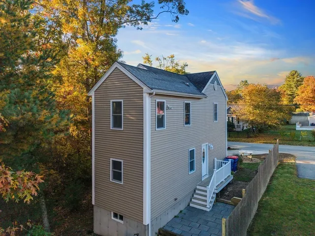 a view of a house with a yard