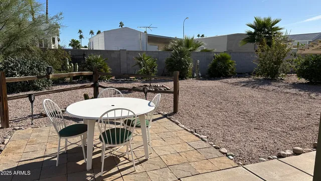 a view of a backyard