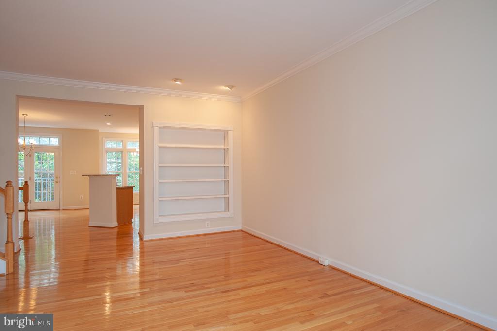 6677 Debra Lu Way Springfield, VA 22150 - Photo 4 of 29 Living Room