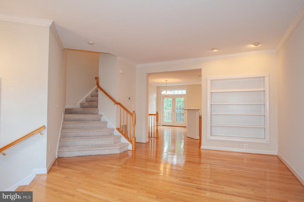 6677 Debra Lu Way Springfield, VA 22150 - Photo 5 of 29 Living Room