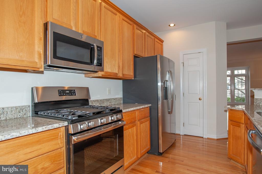 6677 Debra Lu Way Springfield, VA 22150 - Photo 7 of 29 Kitchen