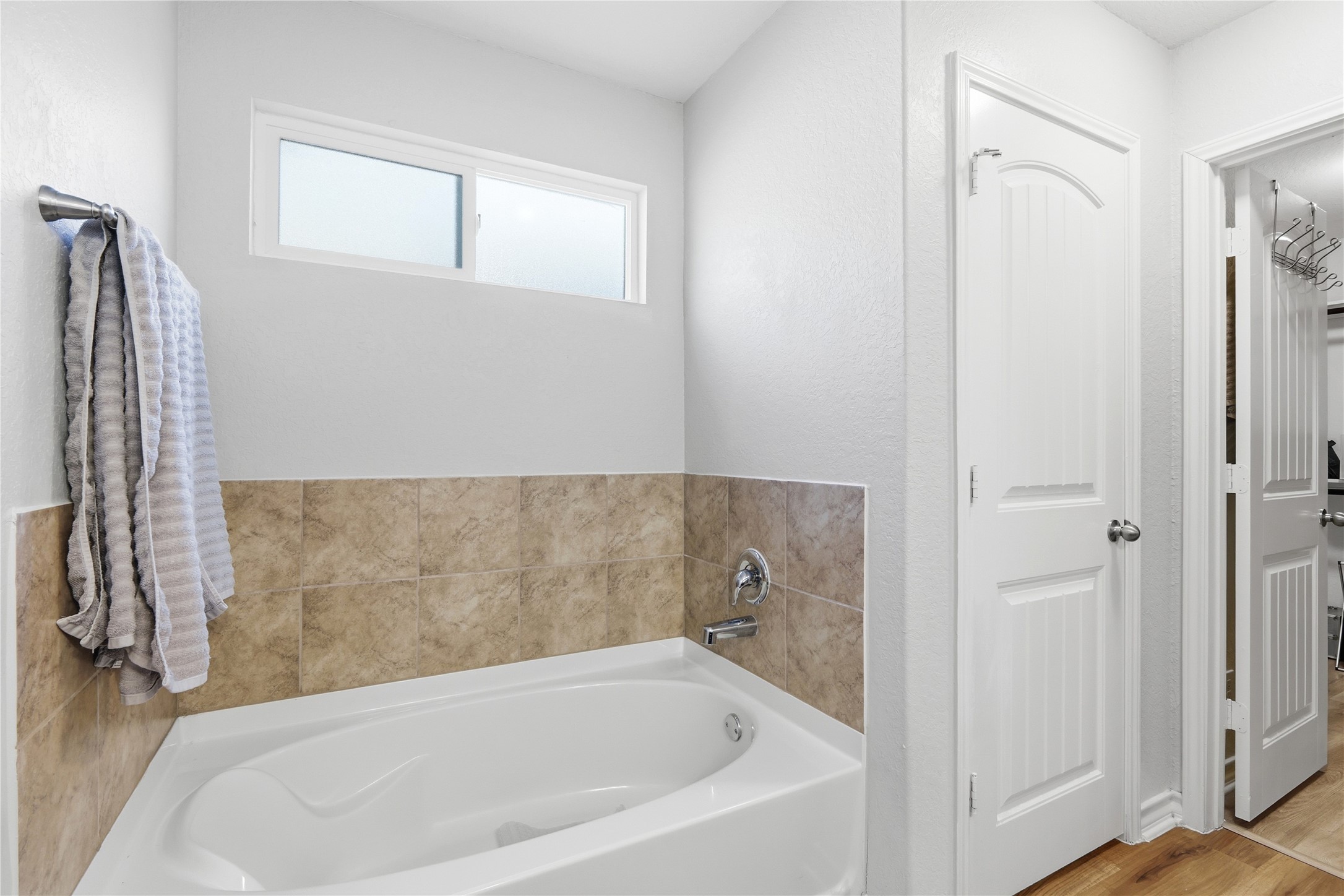 2811 Davis Trace San Antonio, TX 78245 - Photo 17 of 31 a bathroom with a bathtub