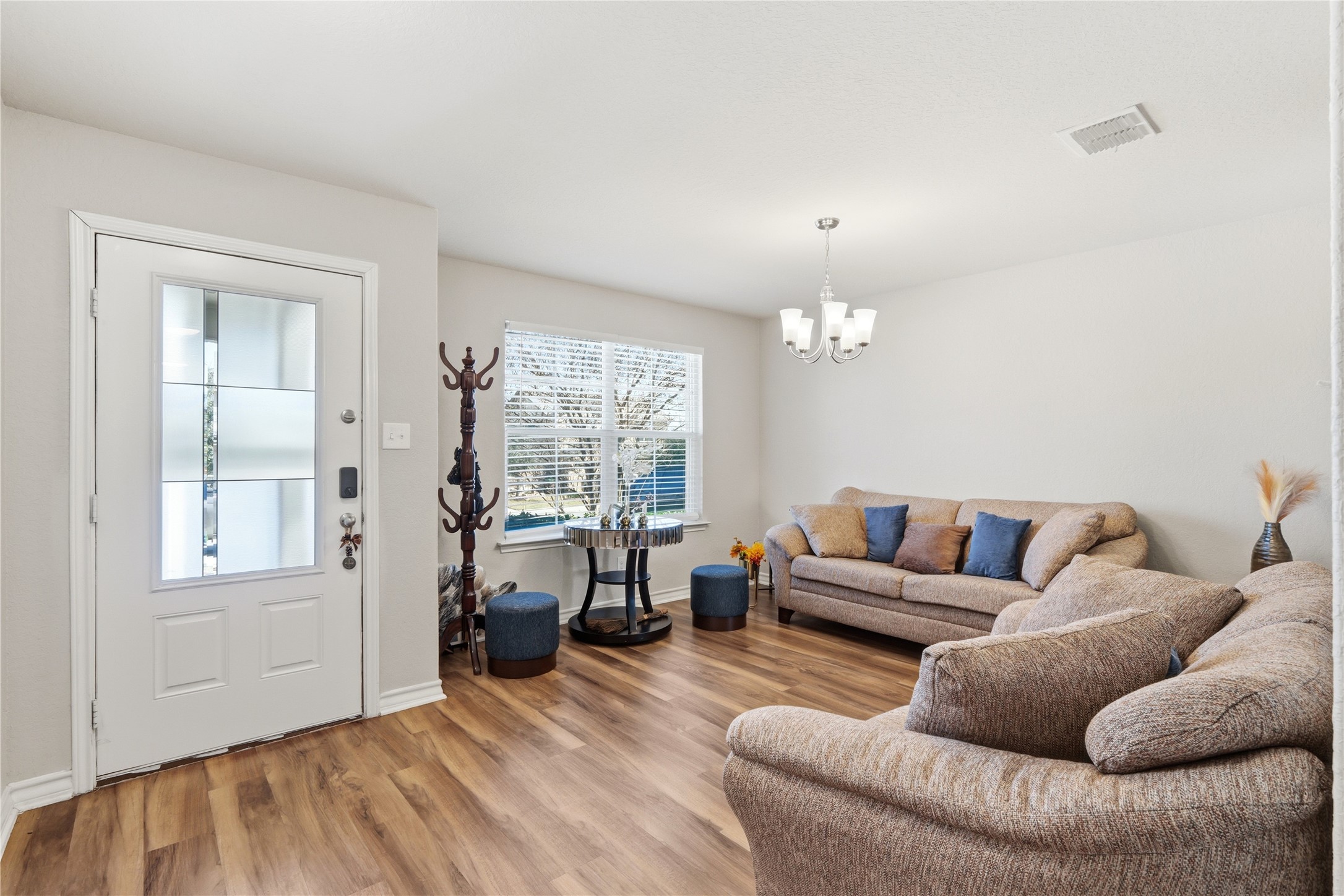 2811 Davis Trace San Antonio, TX 78245 - Photo 6 of 31 a living room with furniture and a window