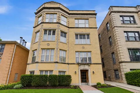 $495,000 | 2060 West Farwell Avenue, Unit 2, Chicago, IL 60645