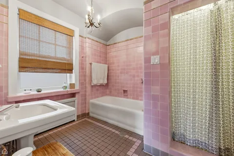 $495,000 | 2060 West Farwell Avenue, Unit 2, Chicago, IL 60645