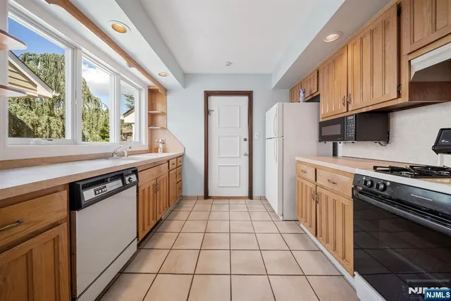 $5,000 | 12 Sandburg Court, Mahwah, NJ 07430