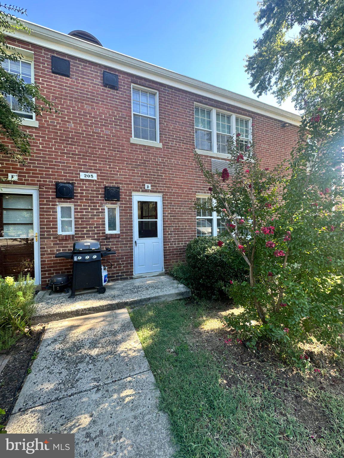 205 East Glebe Road, Unit D Alexandria, VA 22305 - Photo 16 of 17 Back patio
