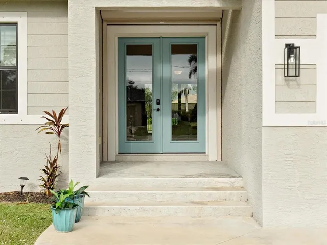 a view of a house with a backyard