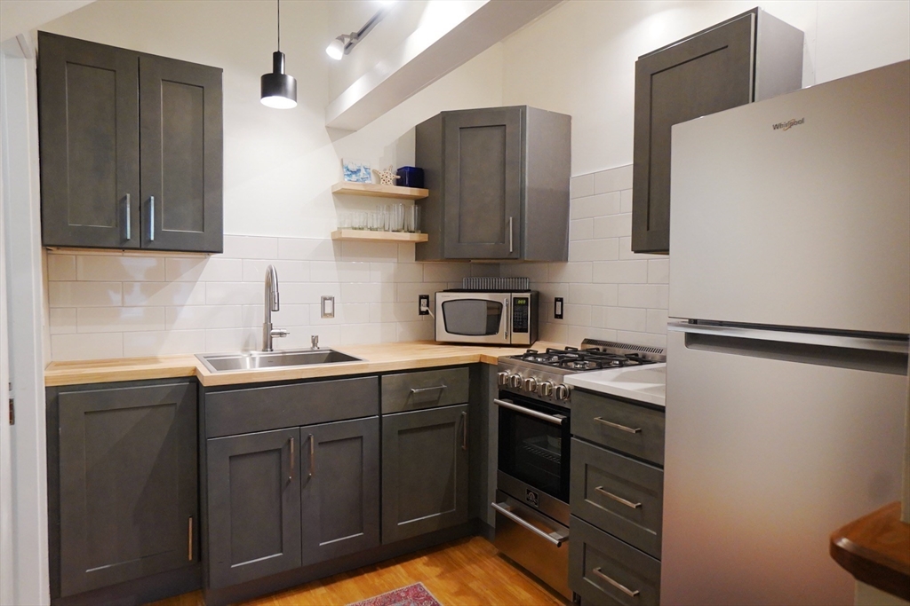 83 Pleasant Street, Unit 3 Marblehead, MA 01945 - Photo 4 of 7