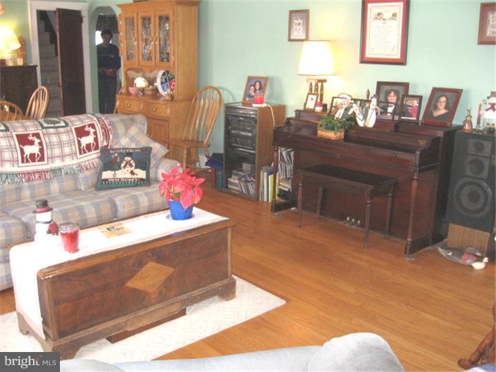 25 Walnut Road Wallingford, PA 19086 - Photo 3 of 17 Living Room