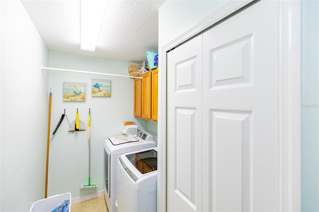 15858 Southwest 11th Court Road Ocala, FL 34473 - Photo 33 of 59 a room that has a bed and a window in it