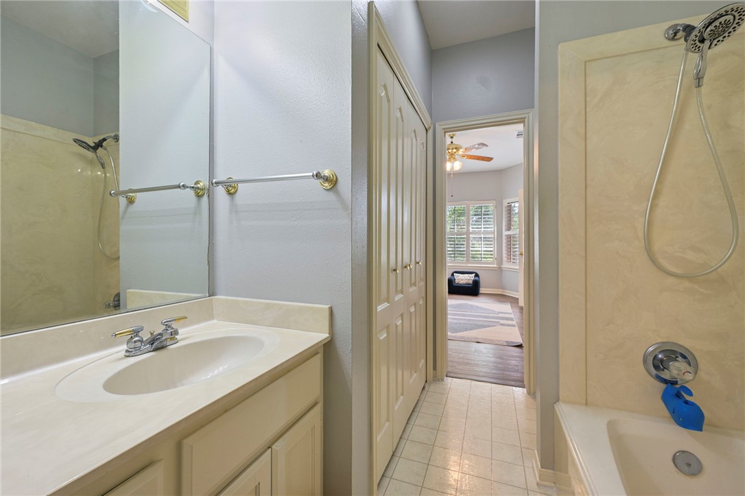 5601 Hampton Court Bryan, TX 77802 - Photo 20 of 28 Upstairs Jack & Jill Bath
