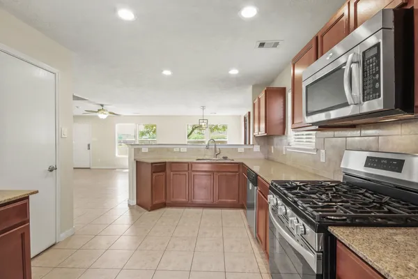 $1,800 | 1223 Grassy View Drive, Houston, TX 77073