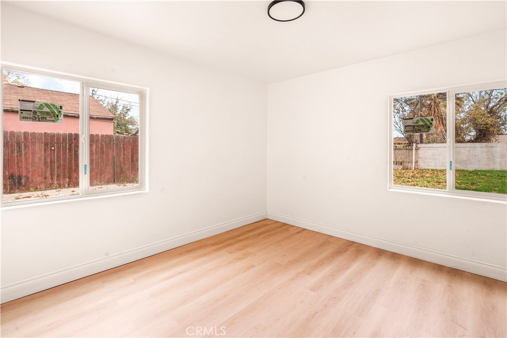 407 4th Street Bakersfield, CA 93304 - Photo 18 of 31 an empty room with a window