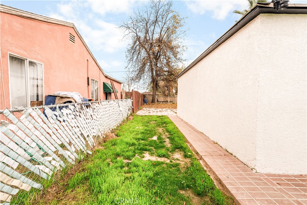 407 4th Street Bakersfield, CA 93304 - Photo 25 of 31 a view of a backyard with plants