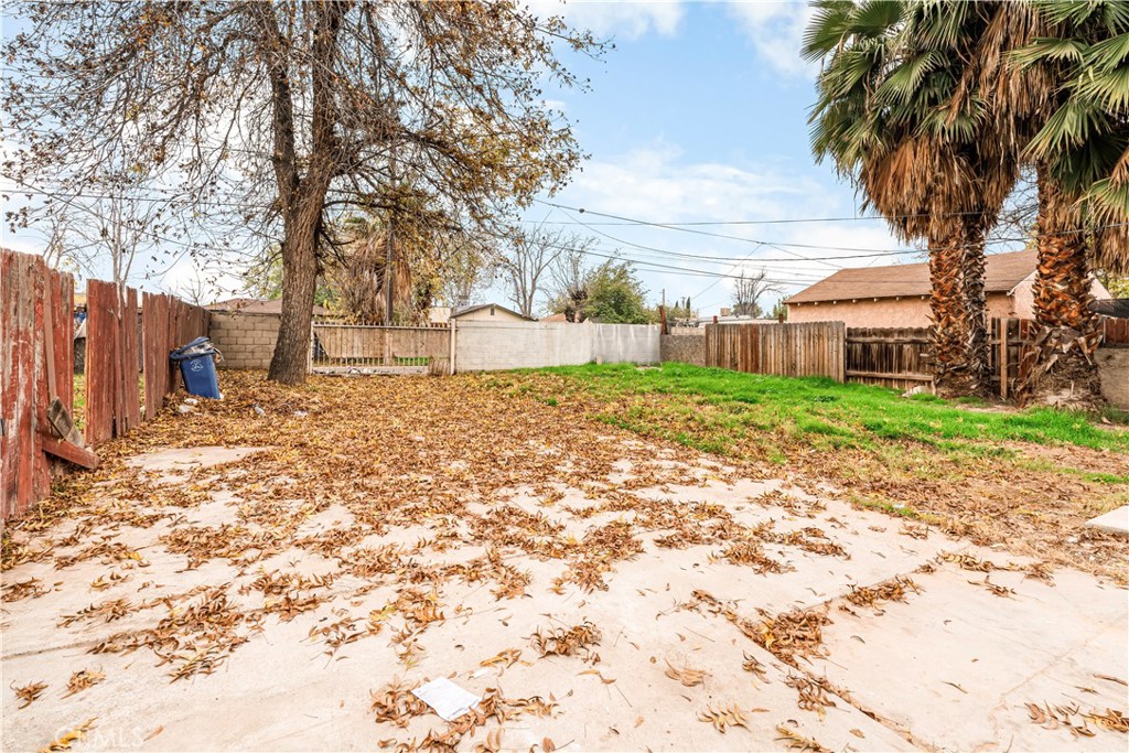 407 4th Street Bakersfield, CA 93304 - Photo 28 of 31 a view of a yard with a house
