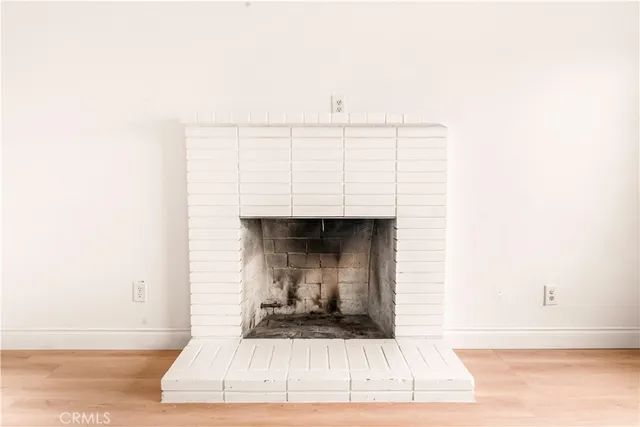 a view of entryway and kitchen
