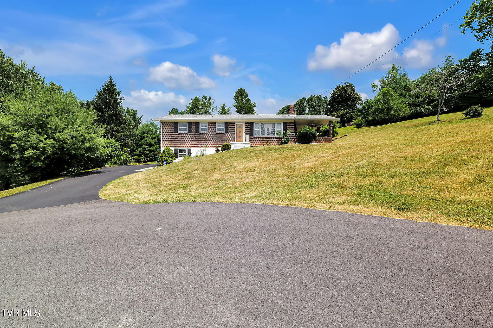 424 Seminole Road Bristol, VA 24201 - Photo 2 of 22 1-web-or-mls-424-seminole-rd