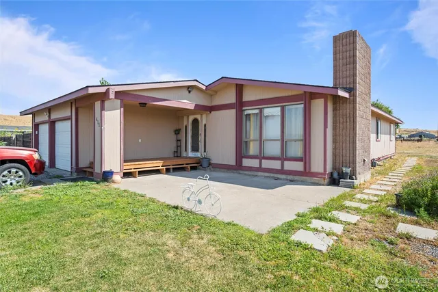 a view of a house with backyard and porch