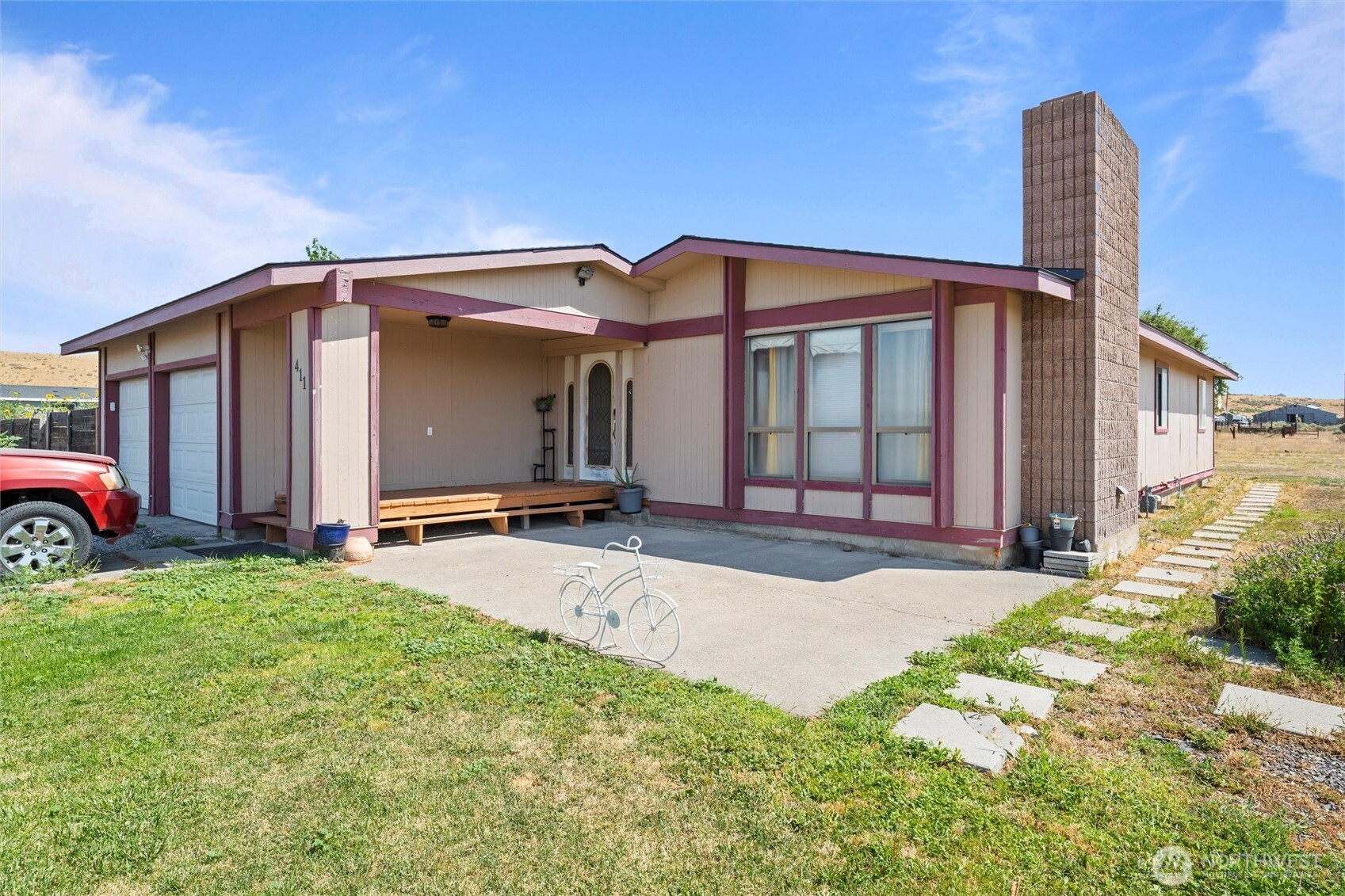 411 North Wahl Road Lind, WA 99341 - Photo 3 of 31 a view of a house with backyard and porch