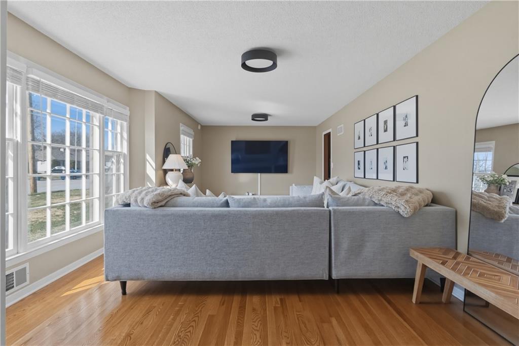 8823 Antioch Road Overland Park, KS 66212 - Photo 7 of 56