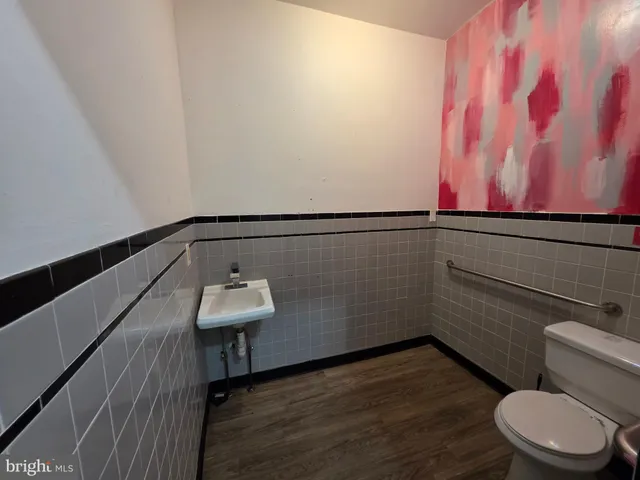 a view of a livingroom with furniture a ceiling fan and window